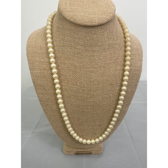 Vintage Classic Cream Single Strand Pearl Necklace With Barrel Clasp - Picture 1 of 4